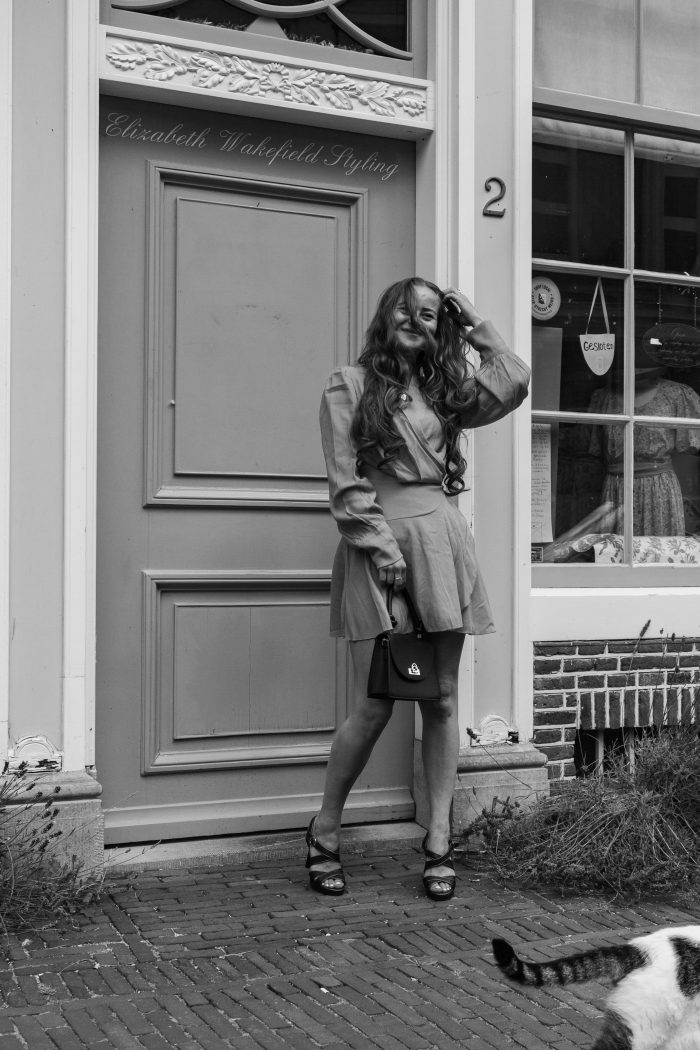 Straatportret Fleur zw - foto Kim van de Wetering