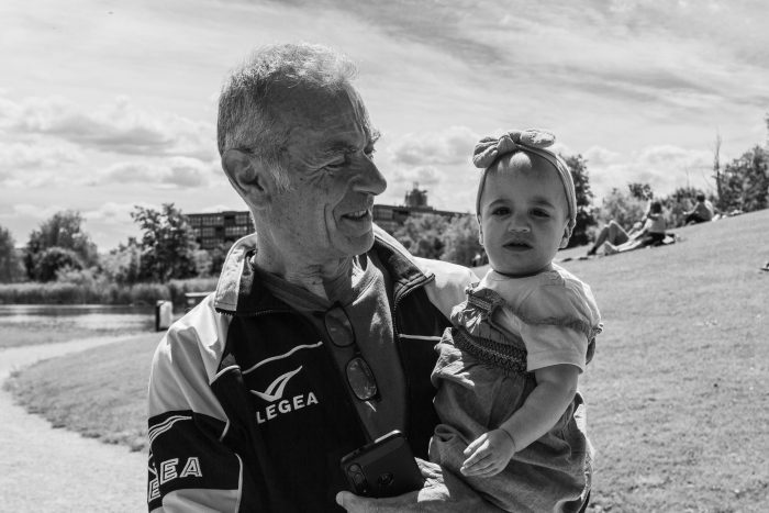 Straatportret Zoe en opa - foto Kim van de Wetering